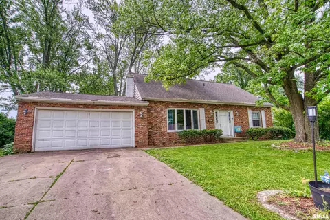1602 Summit Dr, Pekin, IL 61554