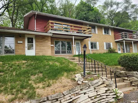 730 E Shore Dr, Pekin, IL 61554