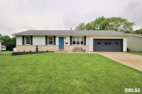 6409 N Oakbrook Ct, Peoria, IL 61614
