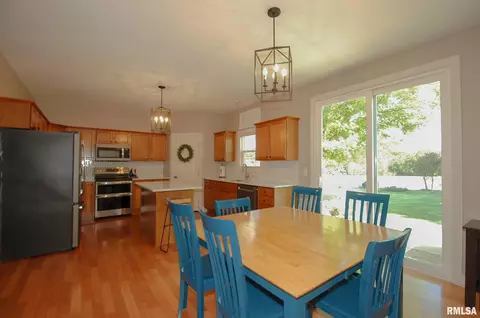 Dining - 2103 W Liams Way, Dunlap, IL 61525 photo 2 of 2