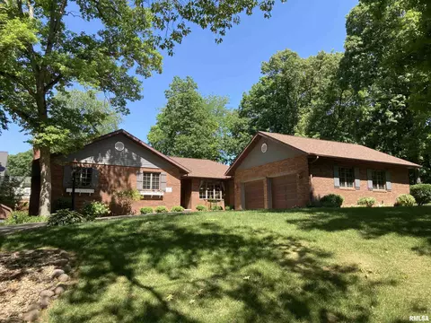 21 Oakcrest Dr, Pekin, IL 61554