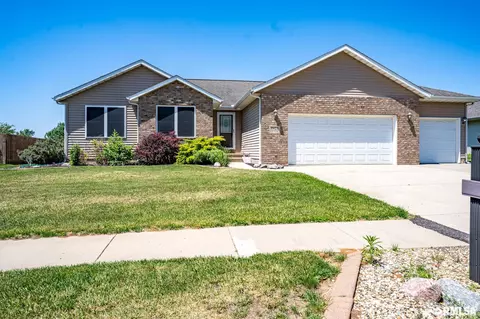 1823 Fawnridge Ln, Pekin, IL 61554