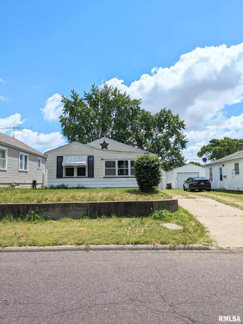 1316 S 6th St, Pekin, IL 61554