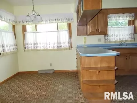 818 E Piper St, Macomb, IL 61455 photo 2