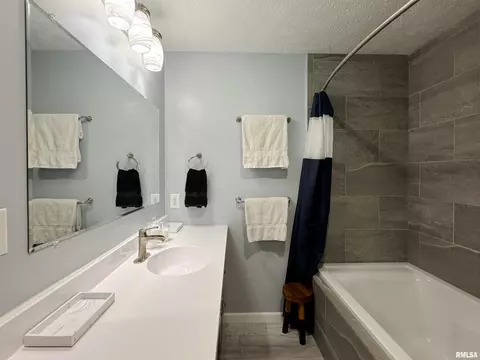 Bath - 4837 S Lake Camelot Dr, Mapleton, IL 61547 photo 1 of 5
