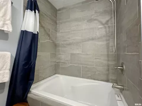 Bath - 4837 S Lake Camelot Dr, Mapleton, IL 61547 photo 2 of 5