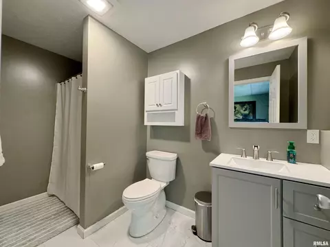 Bath - 4837 S Lake Camelot Dr, Mapleton, IL 61547 photo 5 of 5