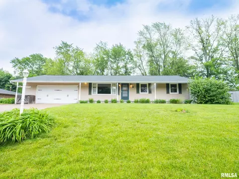 303 Hillcrest Dr, Washington, IL 61571