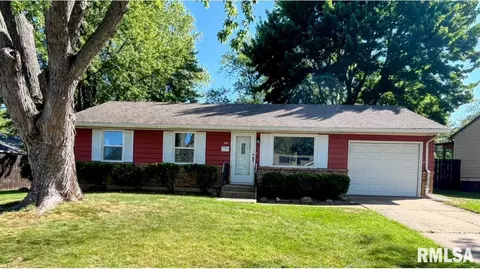 1710 Columbus Dr, Pekin, IL 61554