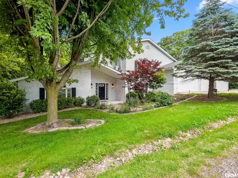 184 E North Lakeview Dr, East Peoria, IL 61611