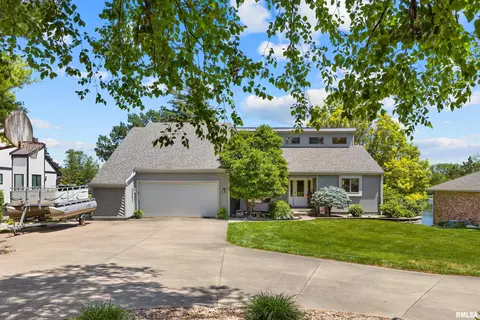 312 Lakeshore Dr, Washington, IL 61571