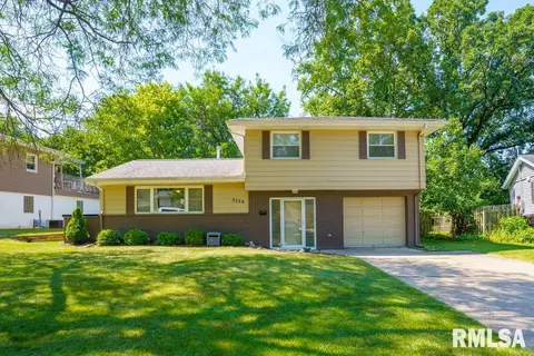 2720 W Castle Ct, Peoria, IL 61614