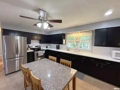 305 E Monroe St, Metamora, IL 61548 photo 9