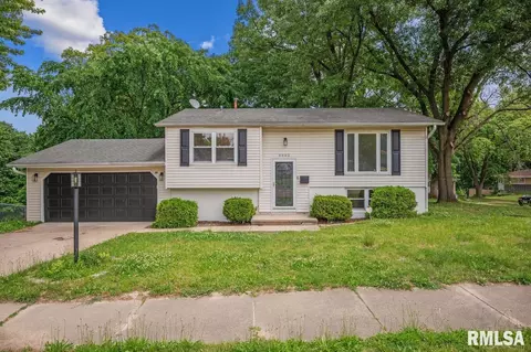6002 N Devonshire Dr, Peoria, IL 61615