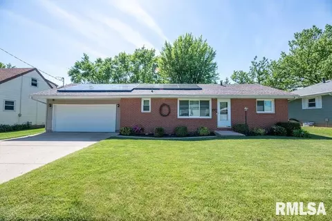 211 Schramm Dr, Pekin, IL 61554