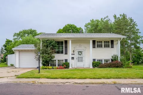 3817 W Pagewood Dr, Peoria, IL 61615