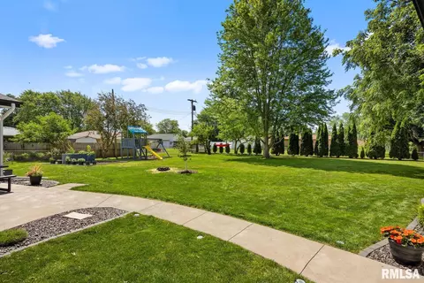 110 E Jadewood St, Morton, IL 61550 photo 3