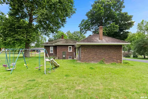 Exterior - 409 W Burton Ave, Eureka, IL 61530 photo 3 of 5