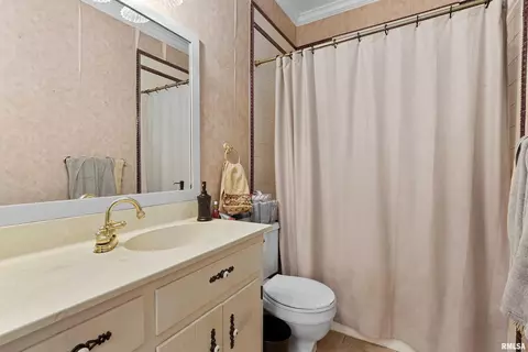 Bath - 409 W Burton Ave, Eureka, IL 61530 photo 1 of 1
