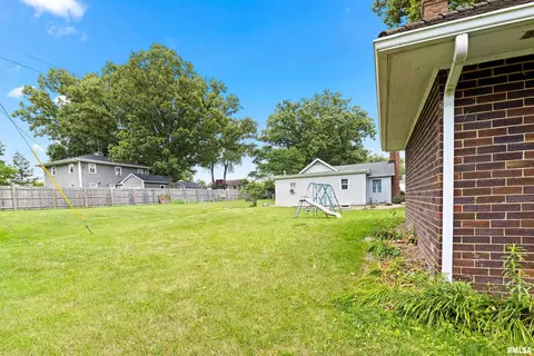 Exterior - 409 W Burton Ave, Eureka, IL 61530 photo 4 of 5