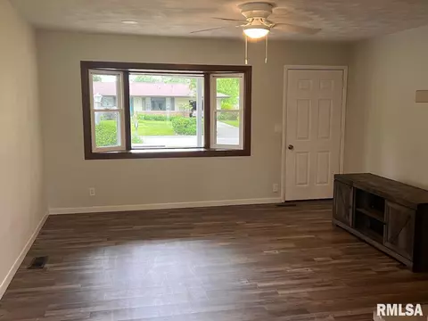 130 Stonegate Dr, Canton, IL 61520 photo 8