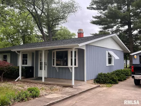 130 Stonegate Dr, Canton, IL 61520 photo 2