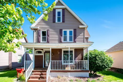 207 W Main St, Elmwood, IL 61529