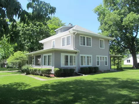 711 W 3rd St, Delavan, IL 61734 photo 2