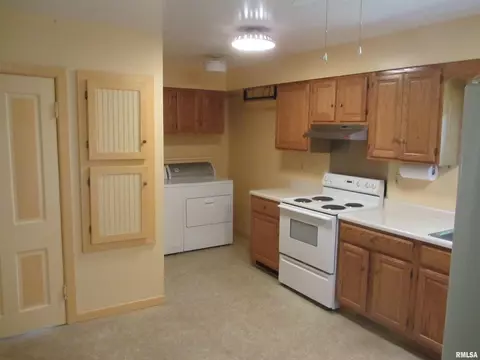 711 W 3rd St, Delavan, IL 61734 photo 6