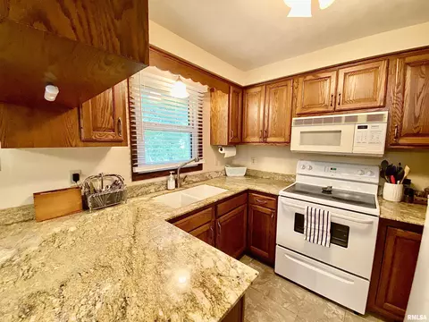 Kitchen - 4423 S Blackburn Cv, Mapleton, IL 61547 photo 2 of 2