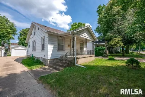 1306 S 5th St, Pekin, IL 61554