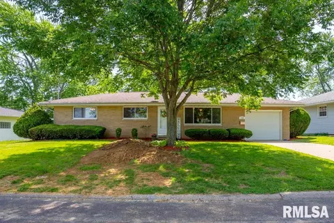 1500 Hilltop Dr, Pekin, IL 61554