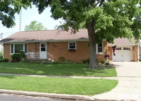 809 E Holland St, Washington, IL 61571