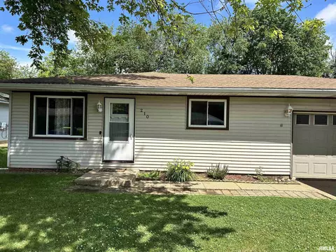 210 Maple Park Dr, Pekin, IL 61554