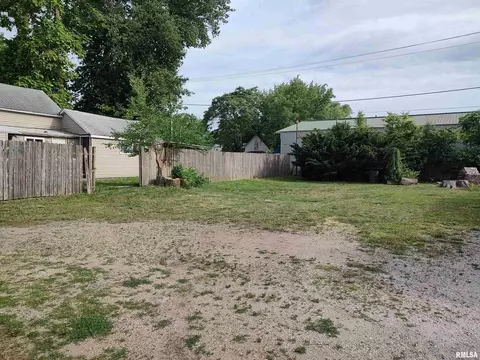 518 Caroline St, Pekin, IL 61554