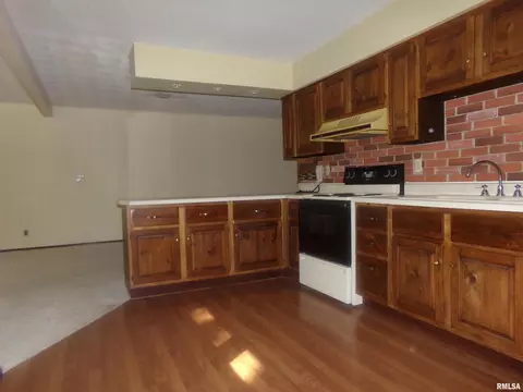 1424 Debbie Ln, Macomb, IL 61455 photo 3