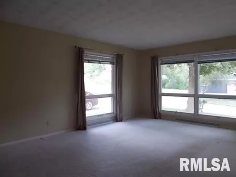 1424 Debbie Ln, Macomb, IL 61455 photo 9