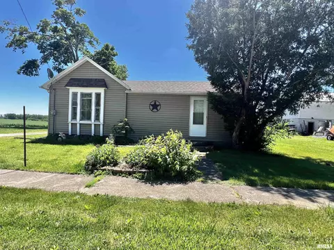 704 E Franklin St, Victoria, IL 61485