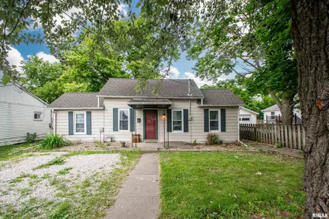 183 W Court St, Farmington, IL 61531