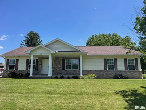200 N Juliana St, Mackinaw, IL 61755