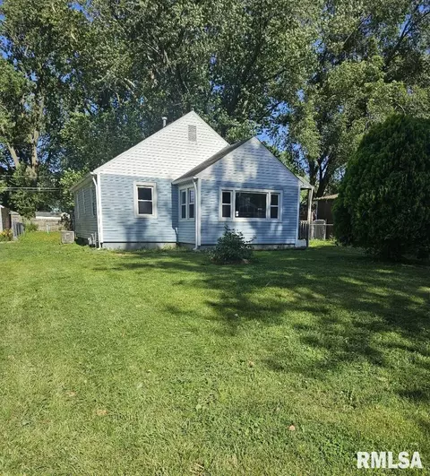 1918 American St, Pekin, IL 61554
