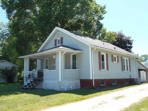 816 S Garfield St, Macomb, IL 61455 photo 2
