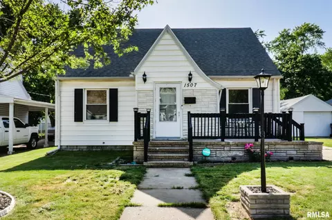 1507 Bacon St, Pekin, IL 61554