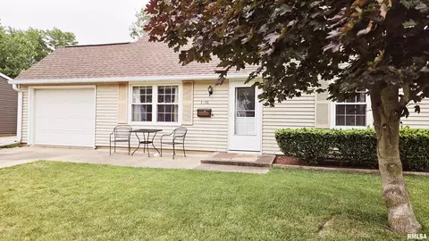1716 Memorial Dr, Pekin, IL 61554
