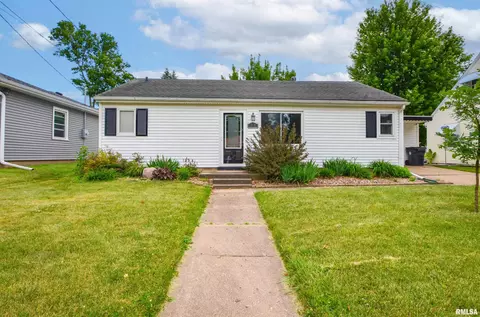 810 Lawndale Ave, Pekin, IL 61554