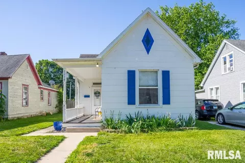 1214 Caroline St, Pekin, IL 61554
