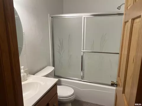 Bath - 1535 E Myrtle St, Canton, IL 61520 photo 1 of 3
