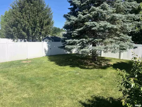 Exterior - 1535 E Myrtle St, Canton, IL 61520 photo 2 of 2