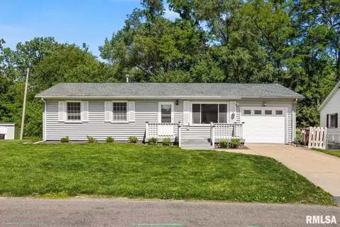 105 W Almond St, Washington, IL 61571