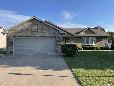 5926 W Charleston Ct, Peoria, IL 61607